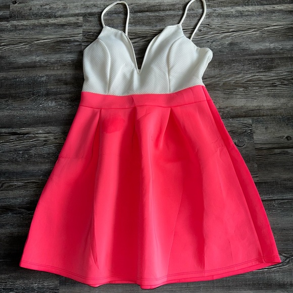 miin Dresses & Skirts - Adorable white and Hot pink dress! Size Large. Worn once LAST CALL before gone